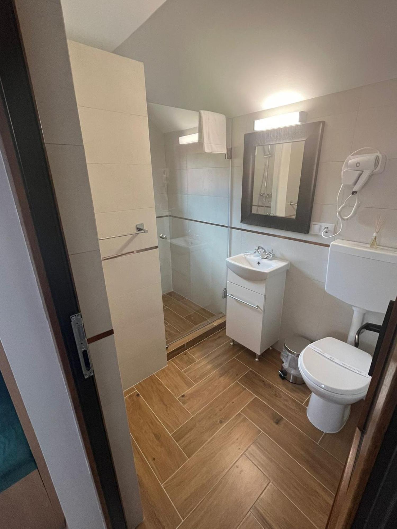 Kilometru108 Hotell Leordina Eksteriør bilde