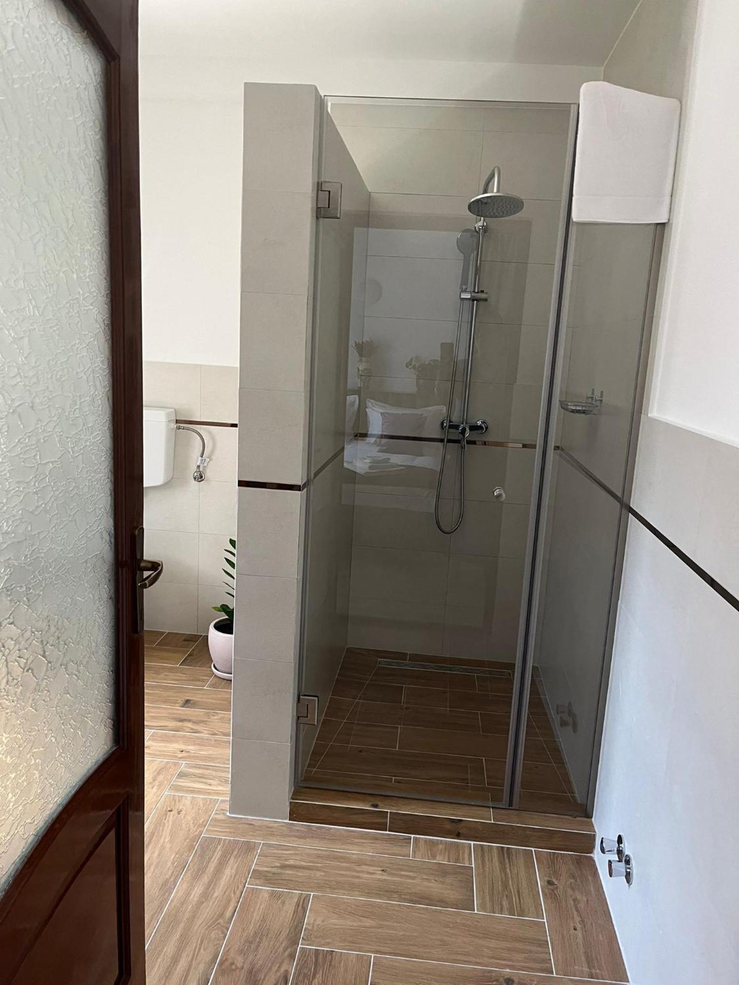 Kilometru108 Hotell Leordina Eksteriør bilde